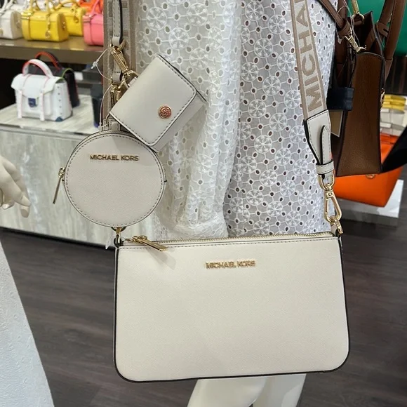 MICHAEL KORS
Jet Set Saffiano Leather Crossbody Bag with Case Apple Airpods Pro® - Picture 15 of 16